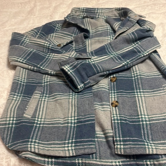 Beautiful womens Shacket medium - Picture 2 of 4